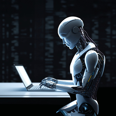 Ein futuristischer Roboter sitzt an einem Tisch vor einem Laptop und tippt. Der Hintergrund ist dunkel und verschwommen, wodurch der Fokus auf dem Roboter und der Computerarbeit liegt.