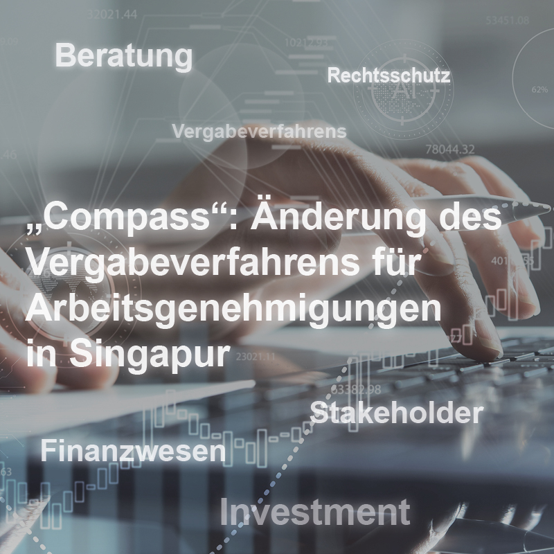 Das Bild zeigt eine Hand, die auf einer Tastatur tippt. Über dem Bild sind relevante Begriffe wie „Compass“, „Vergabeverfahren“, „Arbeitsgenehmigungen“ und „Finanzwesen“ angeordnet. Es geht um Änderungen im Vergabeverfahren für Arbeitsgenehmigungen in Singapur.