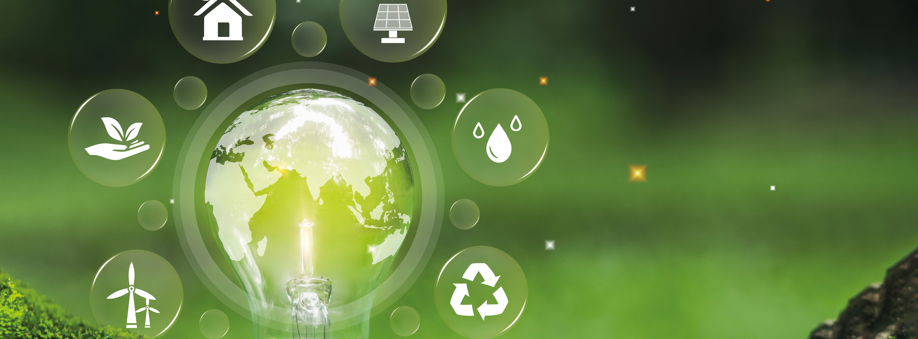 Eine Glühbirne in Form der Erde leuchtet im Vordergrund, umgeben von Symbolen für Nachhaltigkeit: ein Haus, Solarpanel, eine Wassertröpfchen, Windkraft und Recycling. Der Hintergrund ist in einem sanften, grünen Farbton gehalten, der eine umweltfreundliche Botschaft vermittelt.