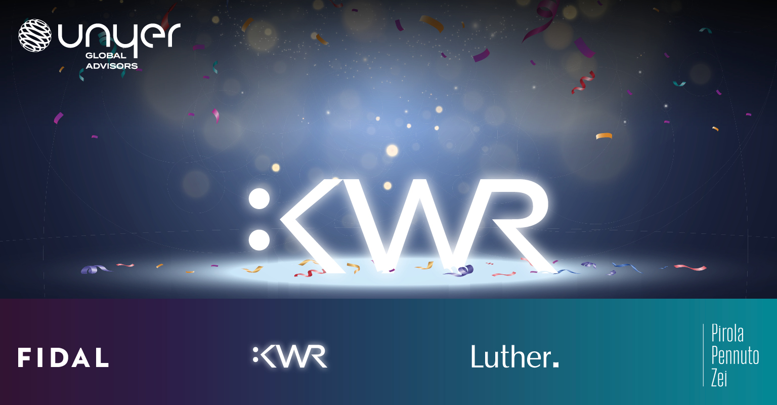 Das Bild zeigt den leuchtenden Schriftzug ":KWR" in der Mitte, umgeben von bunten Konfetti und einem sanften Farbverlauf im Hintergrund. Unten stehen die Namen "Fidal", "Luther" sowie "Pirola Pennuto Zei" in unterschiedlichen Schriftarten.