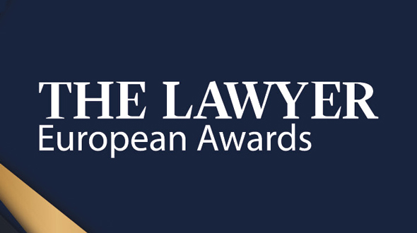 Das Bild zeigt den Text "THE LAWYER European Awards" auf dunklem Hintergrund. Es handelt sich um eine Auszeichnung, die in der Rechtsbranche in Europa verliehen wird. Der Fokus liegt auf dem Begriff "European Awards".