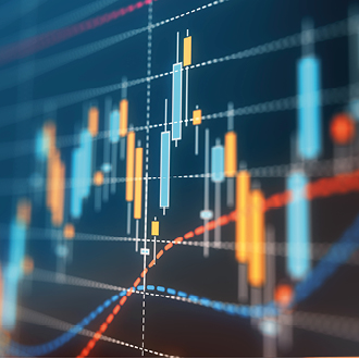 Ein Finanzdiagramm mit Kerzencharts in verschiedenen Farben zeigt Preisschwankungen. Die Linien in Blau und Rot darstellen Trends im Markt. Die vertikalen und horizontalen Achsen sind durch Gitterlinien strukturiert, was die Datenanalyse erleichtert.