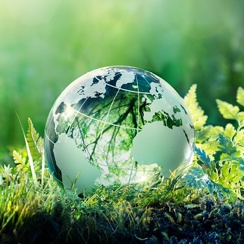 Eine Hand zeigt auf eine grafische Darstellung mit Symbolen wie einer Waage, einem Gericht, einem Buch und einem Händedruck. Diese Elemente stehen für rechtliche Themen, Zusammenarbeit und Informationssuche. Der Hintergrund ist futuristisch und vermittelt ein Gefühl von Technik und Recht.