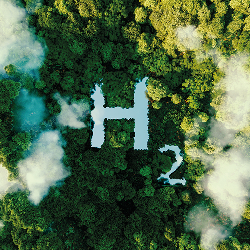 Eine Luftaufnahme eines dichten, grünen Waldes mit den chemischen Symbolen „H2“ (Wasserstoff) in der Mitte, umgeben von leichten Wolken. Diese Darstellung symbolisiert die Verbindung zwischen Wasserstoff und Natur.