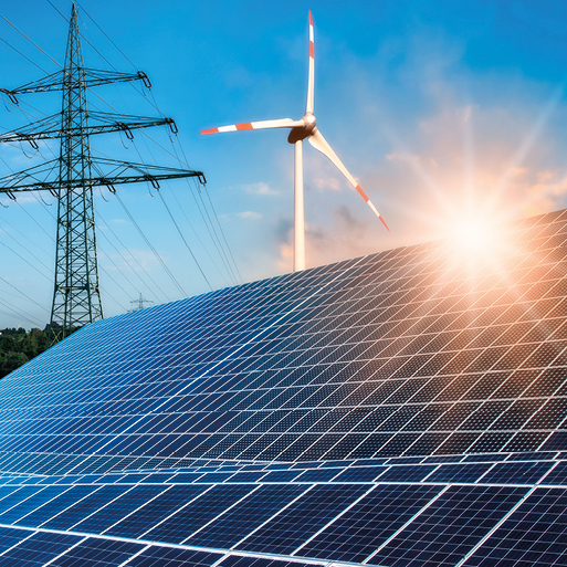 Eine Solaranlage im Vordergrund, die glänzende Solarzellen zeigt, vor einem Windrad und einem Strommast im Hintergrund. Die Szene wird von Sonnenstrahlen erhellt und vermittelt ein Gefühl von erneuerbarer Energie und nachhaltiger Technologie.