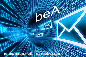 Das Bild zeigt eine digitale Darstellung von E-Mails und Binärcode in einem blauen Tunnel. Der Text "beA" und ein Briefsymbol heben sich hervor, was auf elektronische Kommunikation hinweist. Die Darstellung vermittelt ein Gefühl von Geschwindigkeit und Technologie.