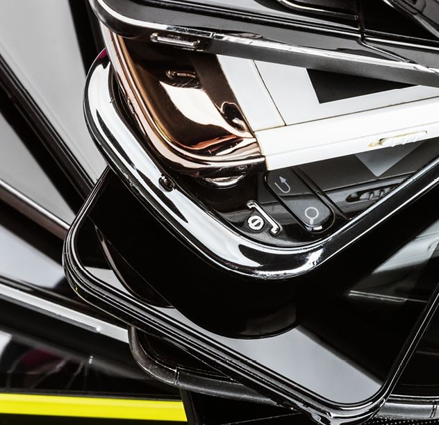 Eine Ansammlung von Smartphones, die übereinander gestapelt sind. Die Geräte zeigen verschiedene Farben und Designs, wobei glänzende Oberflächen und unterschiedliche Tasten sichtbar sind. Der Fokus liegt auf der Vielzahl der Handys in der Komposition.