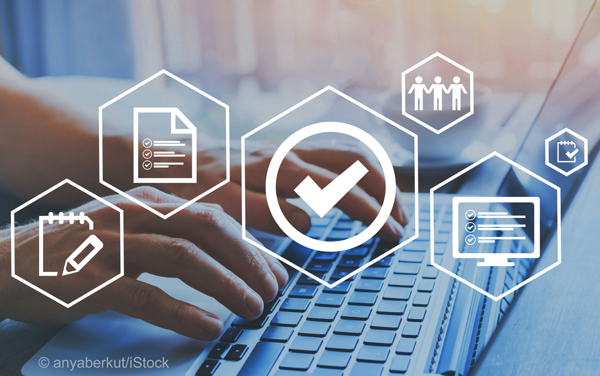 Auf dem Bild sind Hände zu sehen, die auf einer Tastatur tippen. Um die Hände sind mehrere Symbole angeordnet, die Dokumente, Checklisten und eine Bestätigung zeigen. Die Darstellung vermittelt Themen wie Organisation, Zusammenarbeit und erfolgreiche Aufgabenverwirklichung.