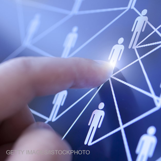 Ein Finger berührt einen Bildschirm mit gezeichneten Figuren, die ein Netzwerk symbolisieren. Die Figuren sind durch Linien verbunden, was eine Vernetzung oder Interaktion anzeigt. Der Finger hebt eine Figur hervor, die im Mittelpunkt der Darstellung steht.