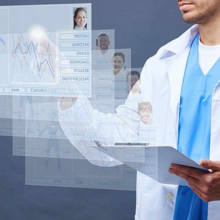 Ein Arzt in einem weißen Kittel steht vor digitalen Gesundheitsdaten. Grafiken und Patienteninformationen sind holographisch dargestellt. Der Arzt hält ein Tablet und überwacht anscheinend Patientenverläufe und Diagnosen, was auf moderne, technologische Medizin hinweist.