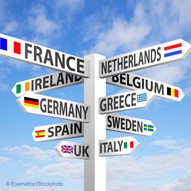 Ein Verkehrszeichen mit Richtungshinweisen zu verschiedenen Ländern. An den Schildern stehen die Namen von Frankreich, Irland, Deutschland, Spanien, dem Vereinigten Königreich, den Niederlanden, Belgien, Griechenland, Schweden und Italien. Der Himmel ist blau mit einigen Wolken.