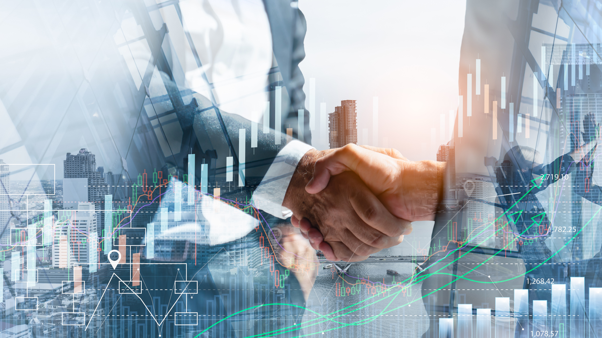 Zwei Geschäftspartner schütteln sich die Hände vor einer urbanen Kulisse. Im Hintergrund sind Grafiken und Diagramme zu sehen, die wirtschaftliche Trends und Wachstum darstellen. Das Bild symbolisiert Zusammenarbeit und Erfolg im Geschäft.