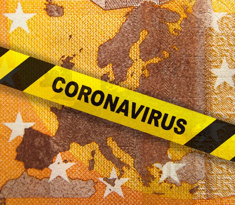 Ein gelbes Warnband mit der Aufschrift „CORONAVIRUS“ überlagert eine Darstellung von Europa auf einem Geldschein. Die Farben sind überwiegend Braun und Gelb, mit weißen Sternen. Das Bild symbolisiert die Auswirkungen der COVID-19-Pandemie auf die Wirtschaft.
