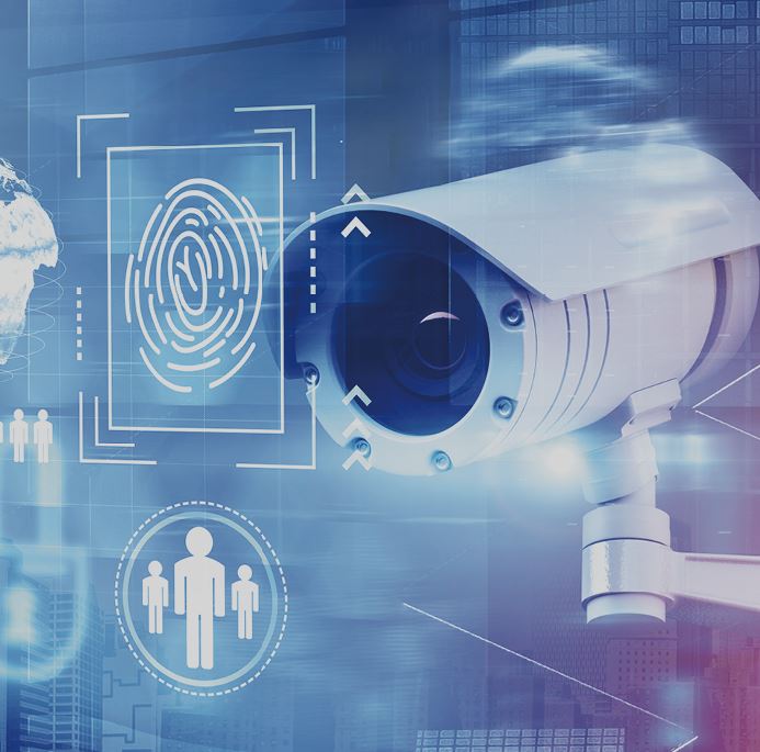 Eine Überwachungskamera ist im Vordergrund zu sehen, umgeben von Symbolen für biometrische Identifikation und Personen. Im Hintergrund sind schematische Darstellungen einer Weltkarte und Datenmuster sichtbar, die auf digitale Sicherheit und Überwachung hinweisen.
