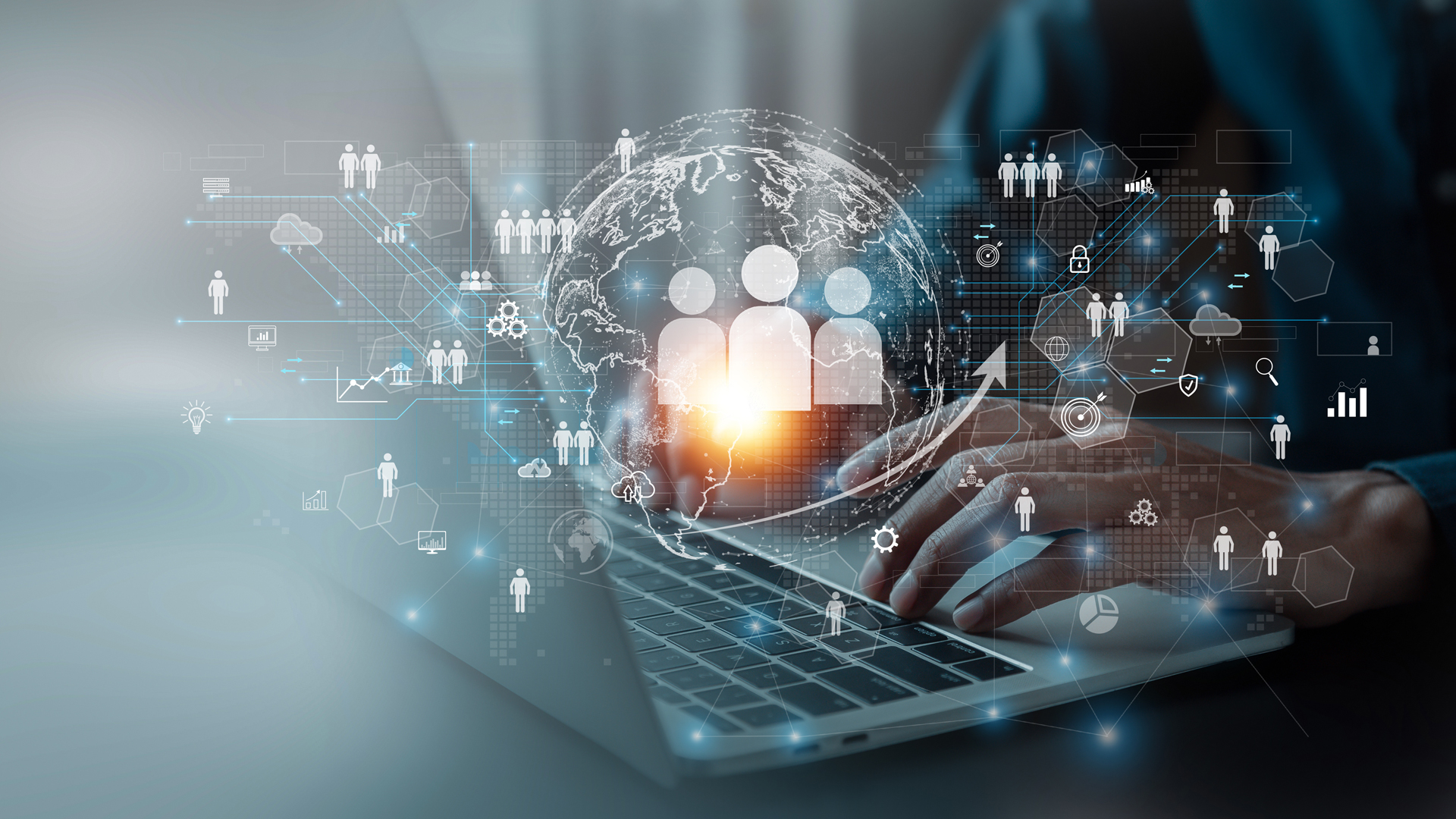 Eine Person arbeitet an einem Laptop, während über ihnen grafische Symbole von Menschen und Technologien schwebt. Im Hintergrund ist eine stilisierte Weltkugel zu sehen, die durch das Zusammenspiel von Daten und Netzwerkverbindungen dargestellt wird.