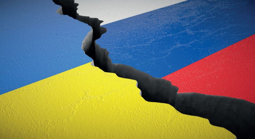 Ein Riss trennt die Flaggen von Ukraine (gelb und blau) und Russland (rot und blau). Der Riss symbolisiert den Konflikt zwischen den beiden Ländern.