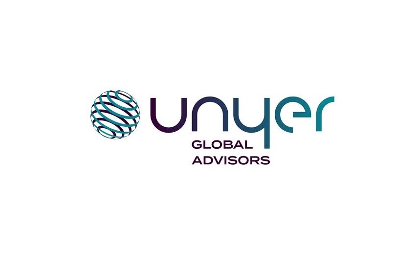 Das Bild zeigt ein Logo mit dem Text „unyer GLOBAL ADVISORS“. Der Schriftzug ist in verschiedenen Blau- und Lilatönen gestaltet und wird von einer stilisierten, kreisförmigen Grafik begleitet. Das Logo vermittelt Professionalität und internationale Ausrichtung.