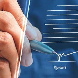 Eine Hand hält einen Stift und setzt eine Unterschrift auf einer Linie. Im Hintergrund ist ein heller Farbverlauf zu sehen, der die Aktion des Unterschreibens betont.